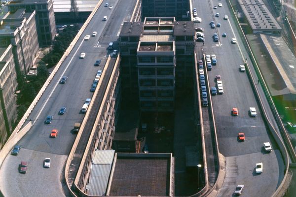 Inauguré en 1923 par le roi Vittorio Emanuele III, l'usine turinoise du Lingotto a vu rouler sur la piste d'essai située sur son toit, la plupart des modèles mythiques fabriqués par le groupe automobile Fiat