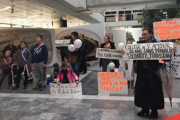 30 parents d'élèves mobilisés dans le hall du siège du département du Jura contre la nouvelle carte scolaire 