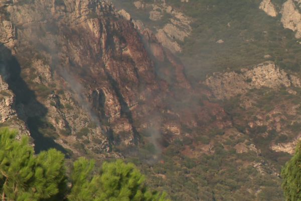 L'incendie dans les Alpilles a été fixé.