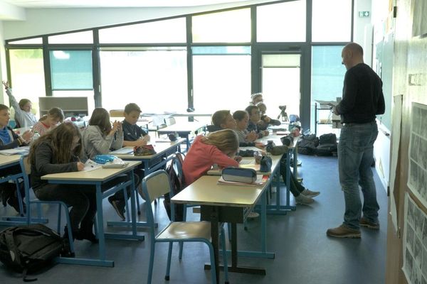 TV Loustics à la rencontre de la Classe de CM1 CM2  de l'école Jules Verne de Gennes (Maine-et-Loire), et de leur professeur Benoît Daguin