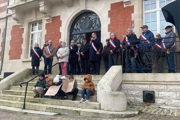 Plus d'une douzaine de maires des communes autour de Stenay sont venus exprimer leurs inquiétudes, suite à la fermeture de la papeterie Stenpa.