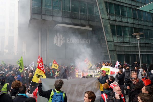 Les manifestants devant le siège social d'Euronext à la Défense