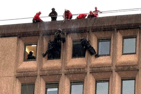 Les policiers du RAID de Lyon donnent l'assaut au 7éme étage du bâtiment des territoires DDT.