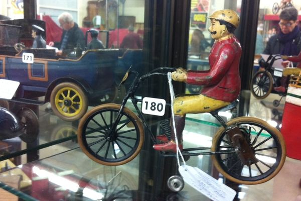 Une vente aux enchères de jouets anciens pour les grands enfants samedi à Troyes. Ce motocycliste Gunthermann du début du 20ème siècle est estimé entre 1200 et 1500 €. 