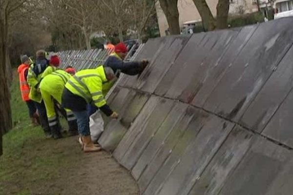 L'installation des aquabarrières a débuté ce lundi en fin de matinée à Louvigny.