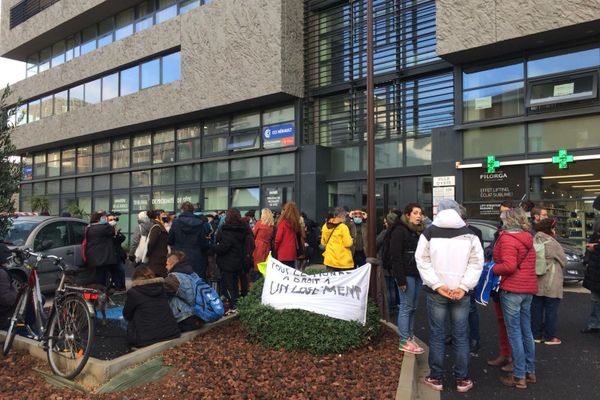 Une cinquantaine de personnes, soutenues par des associations comme la Ligue des Droits de l'Homme et la Cimade, manifestaient contre l'expulsion d'un squat situé quai Paul Riquet à Sète, ce matin devant le tribunal de proximité. 