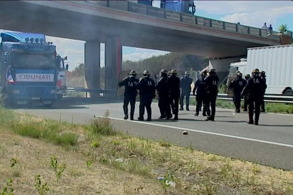 C'est le camion blanc, à droite de l'image, qui a foncé sur les forces de l'ordre