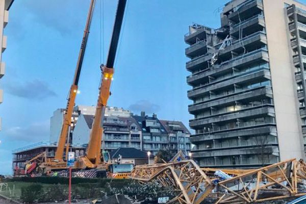 La grue est tombée en raison du vent sur deux immeubles.