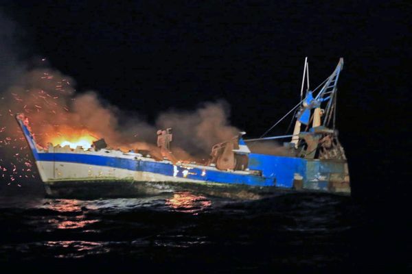 Le Scaramouche en feu dans la nuit du 11 au 12 mai 2021. Photo prise  par le remorqueur d'intervention et d'assistance au sauvetage Abeille Languedoc affrété par la Marine Nationale.