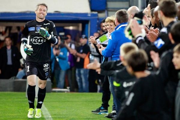 Mickaël Landreau acclamé par ses supporteurs à son entrée sur le stade  Armand Cesari lors de son 618ème et dernier match en Ligue 1, Bastia-Nantes