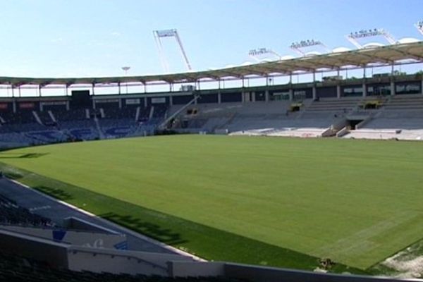 La toute nouvelle pelouse du stadium de Toulouse est posée 