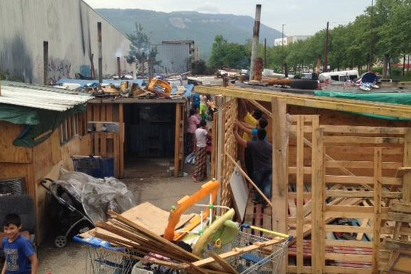 350 personnes vivent dans le bidonville de l'avenue Edmond Esmonin à Grenoble