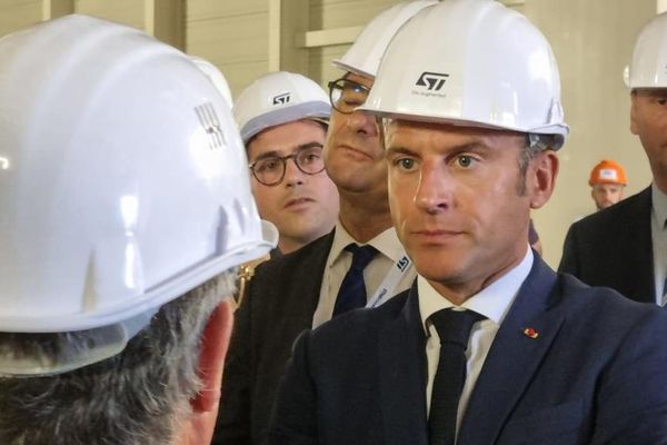 Emmanuel Macron lors de sa visite sur le site STMicroelectronics à Crolles, en Isère.