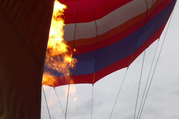 Le rassemblement « Montgolfière en Velay » fête ses 30 ans cette année. Tout au long du week-end, des ballons vont survoler la Haute-Loire, un moment toujours apprécié depuis le plancher des vaches. Cette année, les premières nacelles ont pris les airs depuis Polignac, en Haute-Loire. Il y en avait une quinzaine pour ce vol inaugural mais les organisateurs attendent cinquante équipages ce week-end pour une dizaine de nationalité.