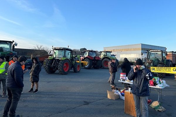 Des agriculteurs girondins ont bloqué l'accès à deux centrales d'achat de Leclerc et Auchan à Beychac-et-Caillau, à l'appel de la Coordination rurale 33.