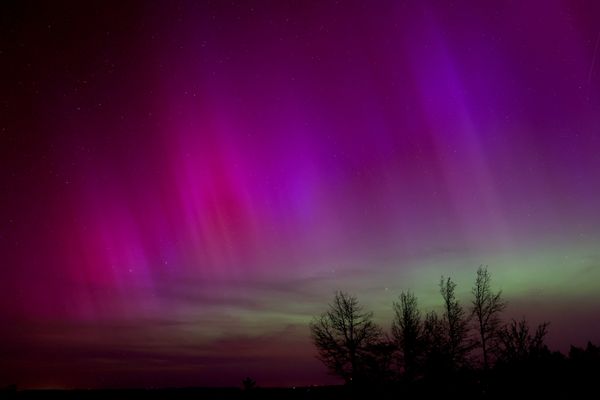 Un photographe a immortalisé les aurores boréales qui ont illuminé le ciel, depuis les Pyrénées, le 12 août 2024. Image d'illustration.