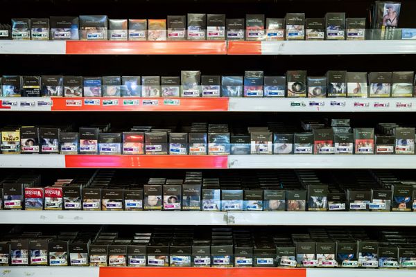 A Menton, les fumeurs achètent de nouveau leurs cigarettes dans les bureaux de tabac de la ville avec la fermeture des frontières.