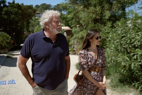 Joël Dupuch reçoit Joyce Jonathan dans son petit coin de paradis du Cap Ferret.