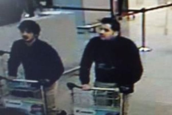 La police fédérale belge a diffusé cette photo de trois suspects après les attentats de Bruxelles (Belgique), le 22 mars 2016.