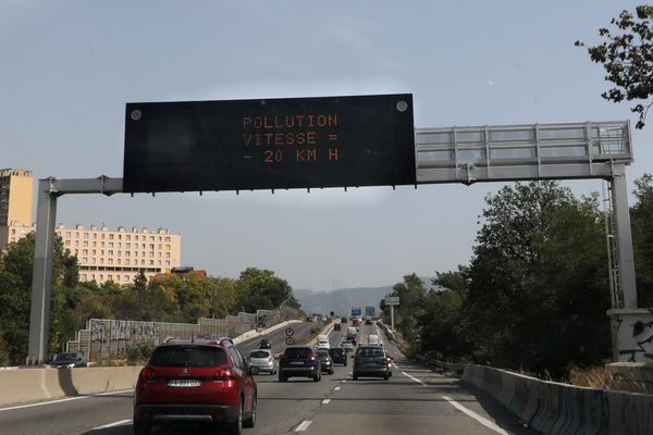 Dans les zones concernées par l'alerte orange pollution la vitesse maximale est abaissée de 20 km/h.