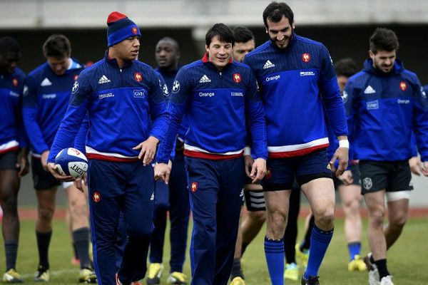 Gaël Fickou et Yoann Maestri entourant François Trinh-Duc