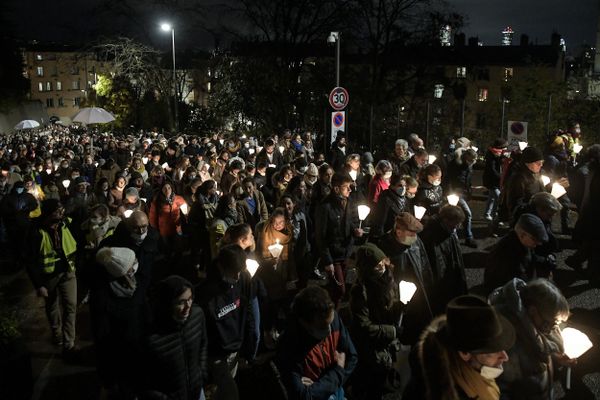 L'année dernière, 3 000 personnes ont participé à la procession aux flambeaux depuis la cathédrale St Jean jusqu'à Fourvière organisée par le Diocèse de Lyon.