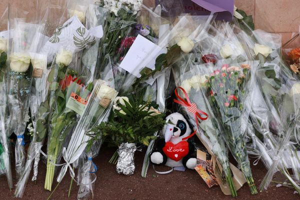 Des fleurs pour Shemseddine, 15 ans, battu à mort jeudi dernier à Viry-Châtillon.