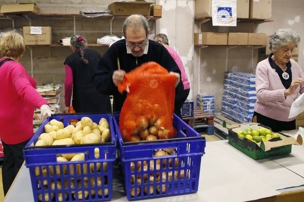 Volontaires dans un centre des Restos du Coeur