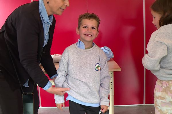 Les 130 élèves de l'école publique de Labastide-Monréjeau ont testé les tailles de leur prochain uniforme qui sera fabriqué dans un atelier en Béarn.