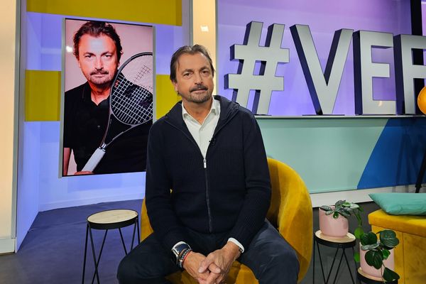 Le champion de tennis nordiste Henri Leconte présente son nouveau livre "Balles neuves", sur le plateau de "Vous êtes formidables" le 19 décembre 2023.