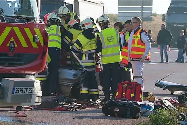 Les pompiers ont dû désincarcérer l'un des conducteurs.