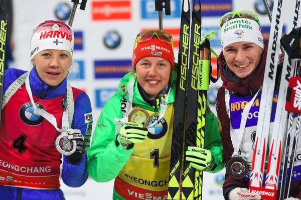 Anaïs Bescond sur la 3ème marche du podium de la poursuite à Pyeongchang