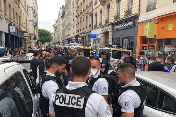 Une centaine de fonctionnaires de police s'est réunie pour protester contre les récentes déclarations du Ministre de l'intérieur Christophe Castaner