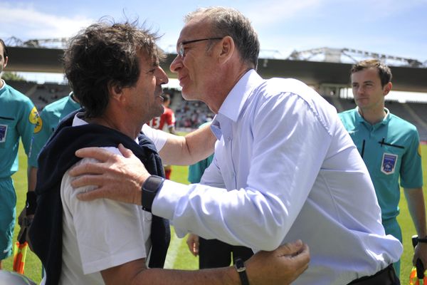 José Pasqualetti (à gauche) coach de Nîmes et Jean-Marc Furlan coach de Troyes, au coup de sifflet final.