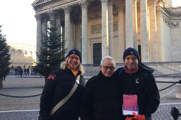 Xavier Vatin (à droite) avec Nazim Bensaid, le père de Kenza (au centre) et Cécile, trésorière de l'association Les rêves de Kenza.