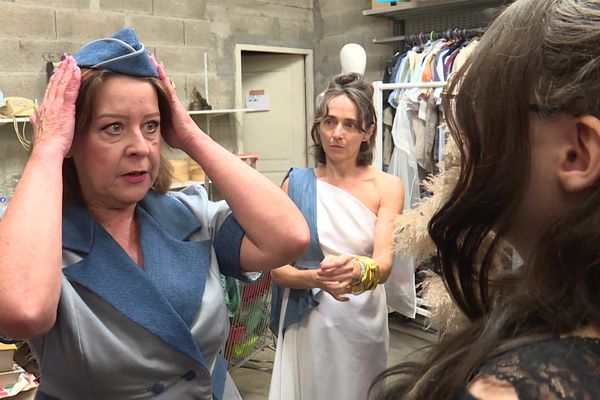 Les mannequins d'un jour en pleine séance d'essayage de leurs tenues, avant le défilé. La plupart sont des bénévoles de la recyclerie La Source, basée à Montauroux (Var).