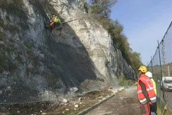 Des spéléos en train de sécuriser une paroi rocheuse près de Sens (Yonne).