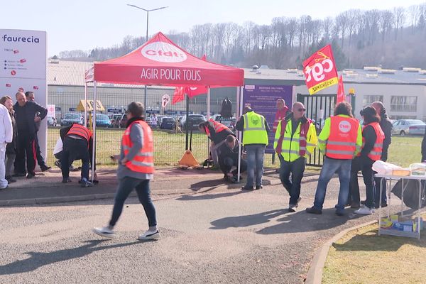 La grève peut compte sur un noyau dur d'une soixantaine de salariés, présents chaque jour, comme ici le 22 mars, devant le site d'Étupes (Doubs).