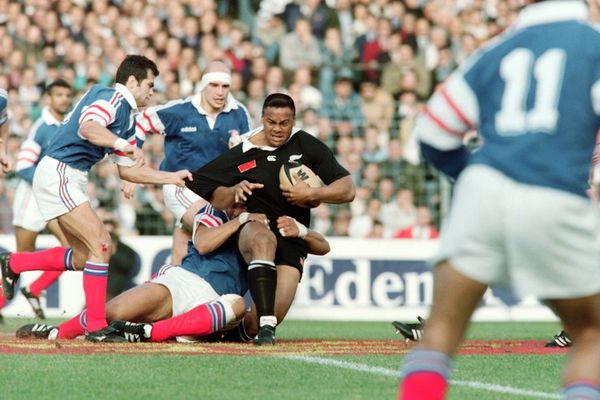 Jonah Lomu pris dans la tenaille des Bleus