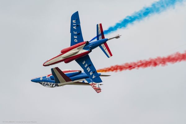 Les pilotes de la Patrouille de France simulent parfois des percussions.