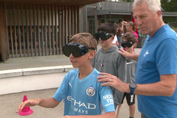 Des jeunes de Nueil-les-Aubiers s'essayent au cécifoot, discipline handisport pour les mal-voyants.