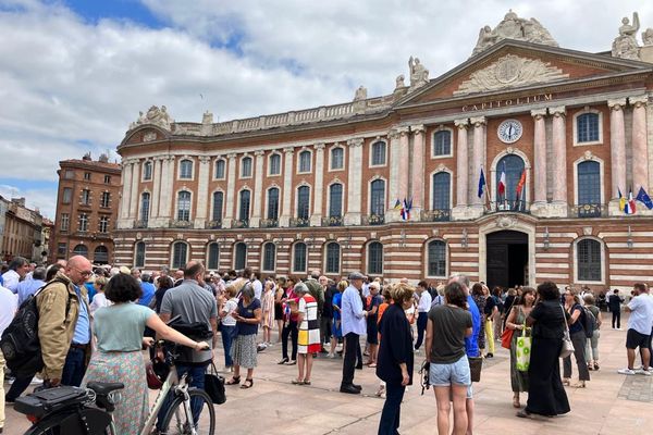 Quelques 300 personnes se sont rassemblées ce lundi place du Capitole pour demander l'arrêt des violences.