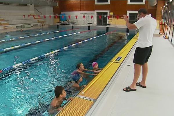La piscine de Saint-Etienne-du-Rouvray propose des cours de rattrapages aux enfants avant leur entrée en 6ème.