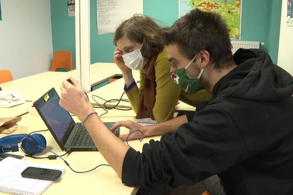 Faustine Sternberg et Gwenvaël Delanoë font partie du comité éditorial de Splann ! avec l'envie de proposer de longues enquêtes journalistiques, financées par les citoyens et diffusées gratuitement