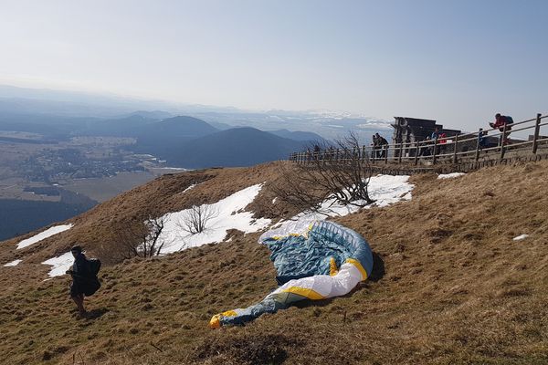 En 15 minutes, le Panoramique des Dômes emmène touristes et promeneurs au sommet du Puy de Dôme. 