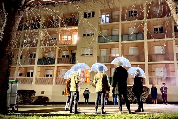 Ils ont bravé la pluie et le froid pour chanter sous les balcons à Saint-Junien