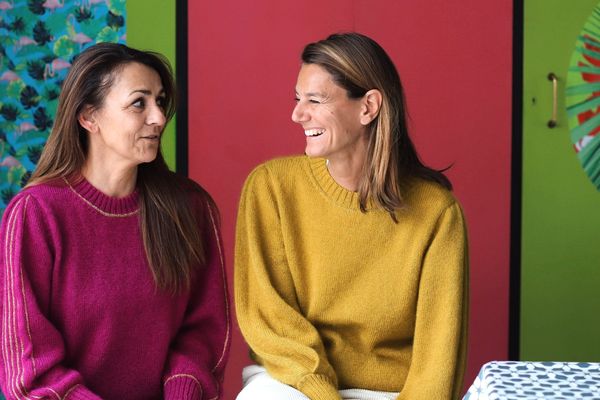 Les deux repreneuses de la marque. À gauche, Anne Molineau, styliste maison et à droite, Marion Carrette, présidente d'Anny Blatt.