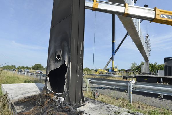 Le portique écotaxe de Prinquiau a été démonté après avoir été incendié