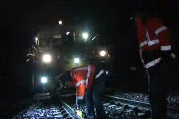 Des travaux de maintenance de nuit, ici la correction d'un rail.