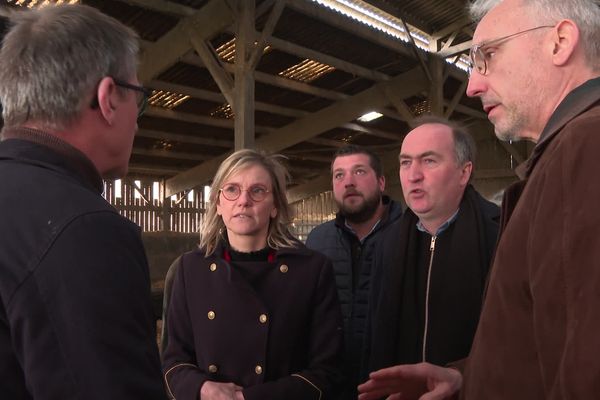 Agnès Pannier-Runacher en discussion avec des éleveurs et leurs représentants lundi 25 mars dans une ferme en Seine Maritime.